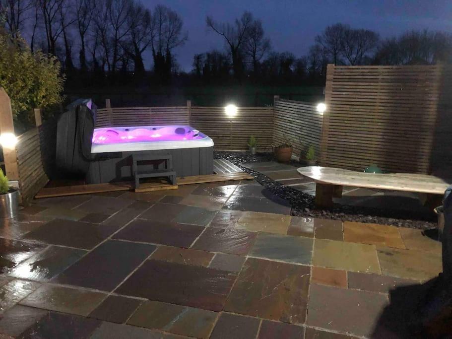 Willa Moors Wood Relaxing ,Tranquil Retreat With Hot Tub Chippenham  Zewnętrze zdjęcie