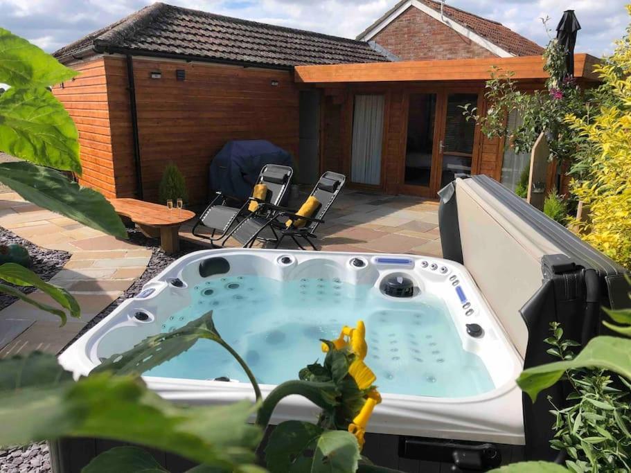 Willa Moors Wood Relaxing ,Tranquil Retreat With Hot Tub Chippenham  Zewnętrze zdjęcie