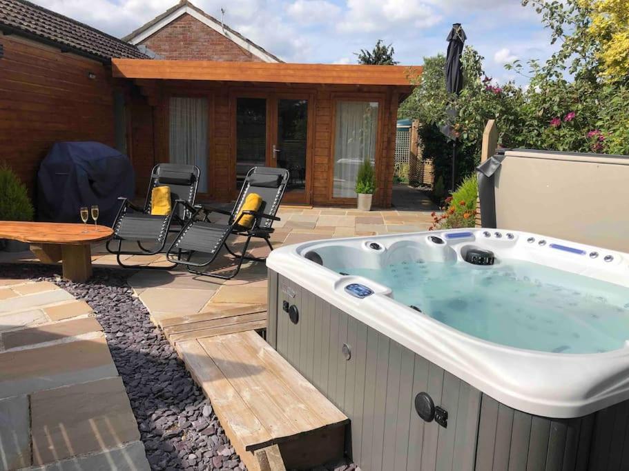 Willa Moors Wood Relaxing ,Tranquil Retreat With Hot Tub Chippenham  Zewnętrze zdjęcie