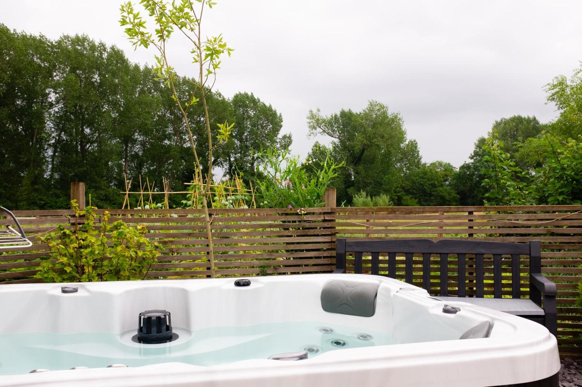 Willa Moors Wood Relaxing ,Tranquil Retreat With Hot Tub Chippenham  Zewnętrze zdjęcie
